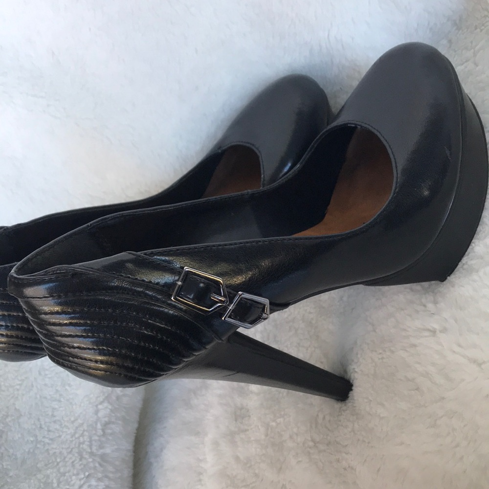 Black Pumps
